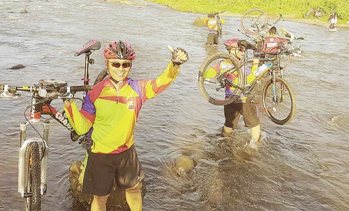 Seberangi Sungai, Kapolres Angkat Sepeda