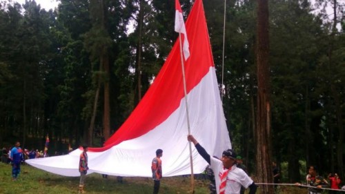 Masyarakat Batang Kibarkan Bendera Merah Putih Raksasa di Perbukitan Sikembang