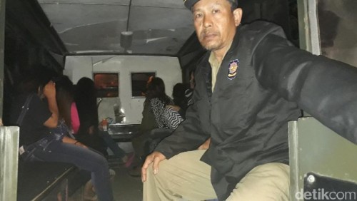 Razia Narkoba, Puluhan Pelayan Warung Lesehan Dites Urin di Brebes