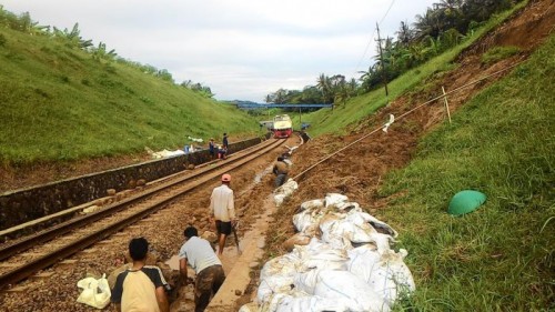 Jelang Mudik, PT KAI Normalisasi Jalur Rel di Titik Rawan Bencana