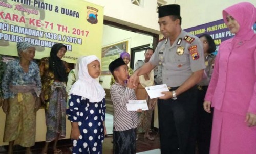 HUT Bhayangkara Ke-71, Kapolsek Buaran Santuni Kaum Dhuafa dan Anak Yatim Piatu