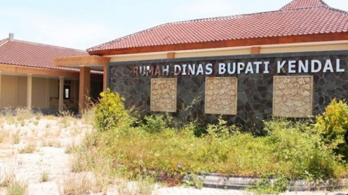 Kondom Bekas dan Bungkus Obat Berserakan di Rumah Dinas Baru Bupati Kendal 