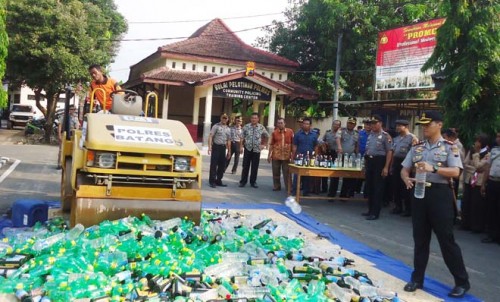 Polres Batang Musnahkan Ribuan Botol Miras