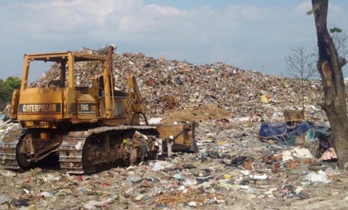 Sampah Menggunung, Warga Keluhkan Bau Busuk