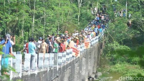 Tolak Tambang Pasir, Warga Magelang Blokir Jalan Batas Provinsi